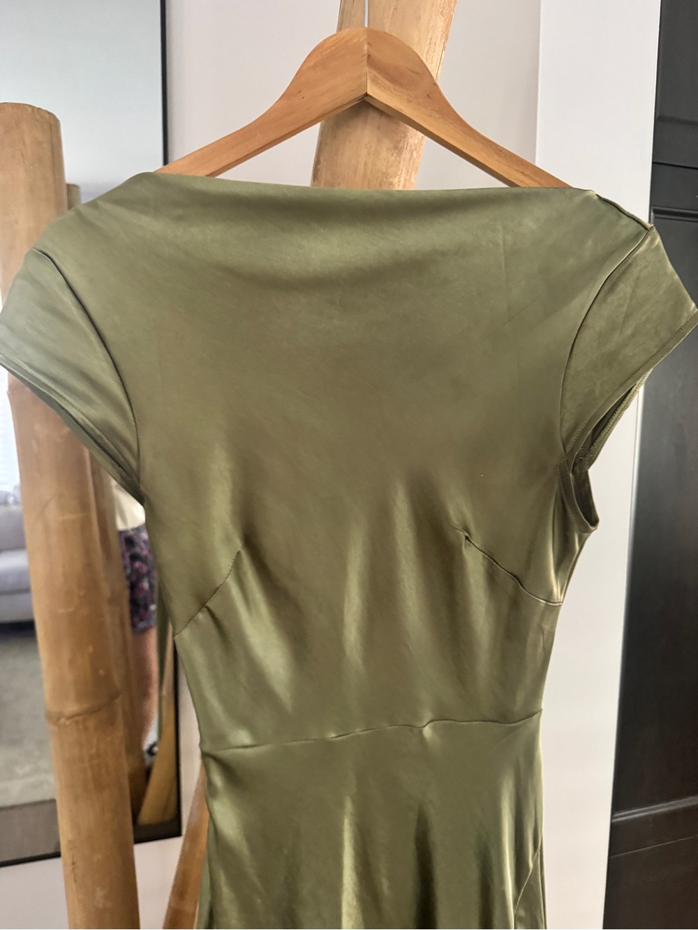 GET IN FORMATION SATIN MIDI DRESS OLIVE - Picture 6 of 7
